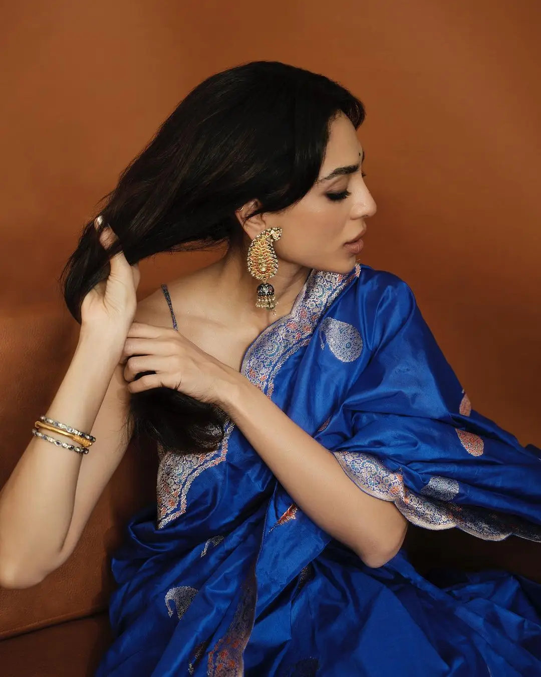 SOBHITA DHULIPALA WEARING BEAUTIFUL EARRINGS JEWELLERY BLUE SAREE SLEEVELESS BLOUSE 6